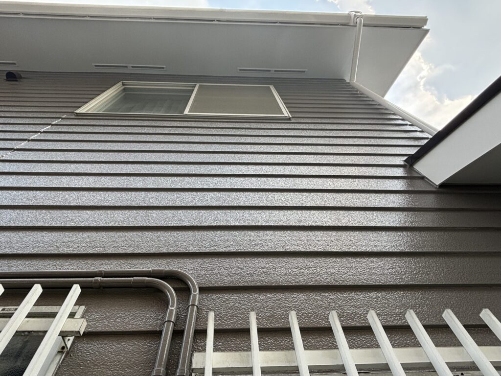 軒天や雨樋などの付帯部はオフホワイト色で全体を柔らかく引き締めてくれる配色となりました☆