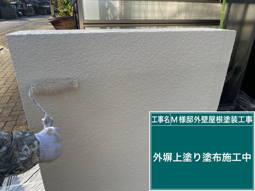 上塗りを行ないます。