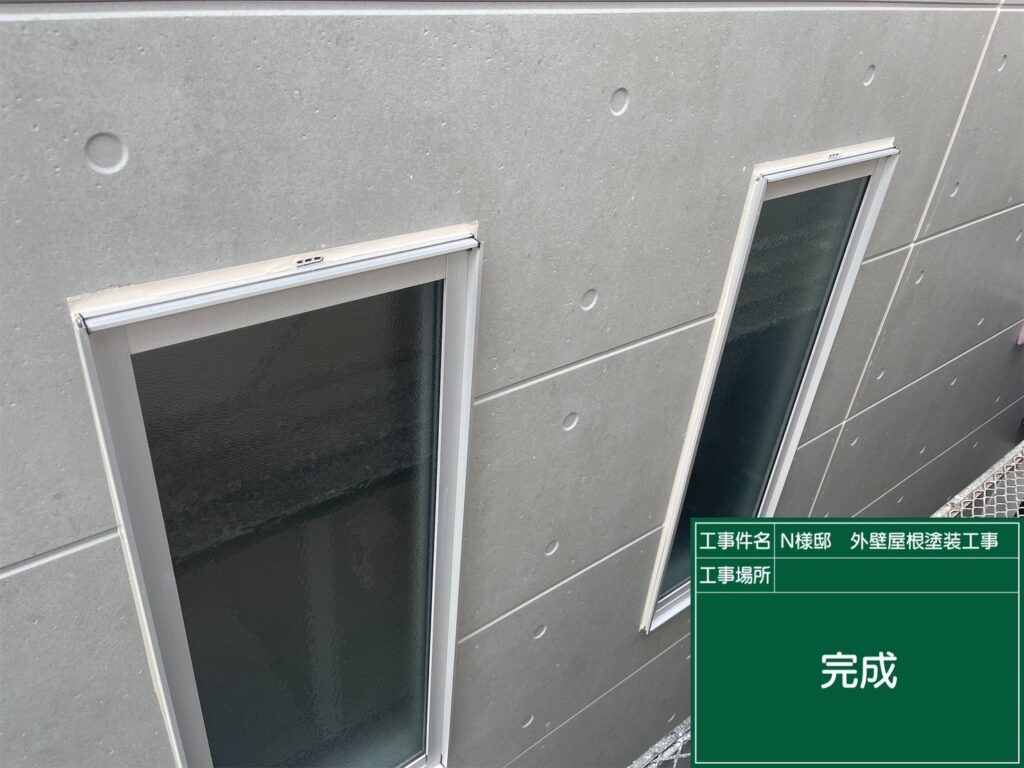 窓回りに新しいコーキングを設置しました。