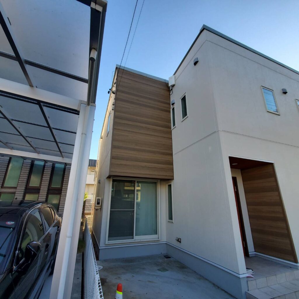 外壁張替え部分の木目調もリニューアルされ、素敵な外観となりました。