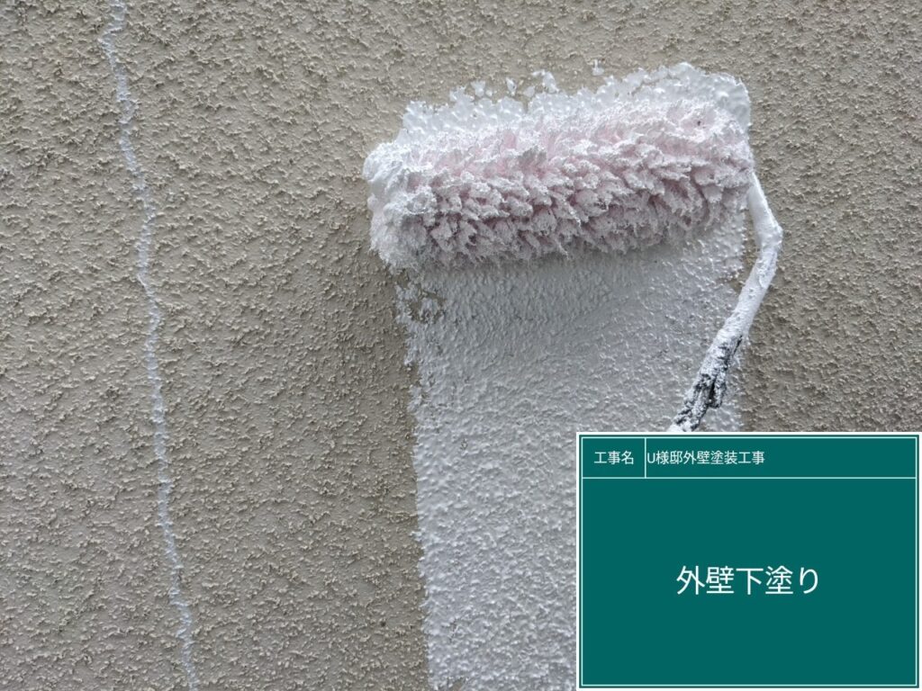 壁の下塗りを行います。