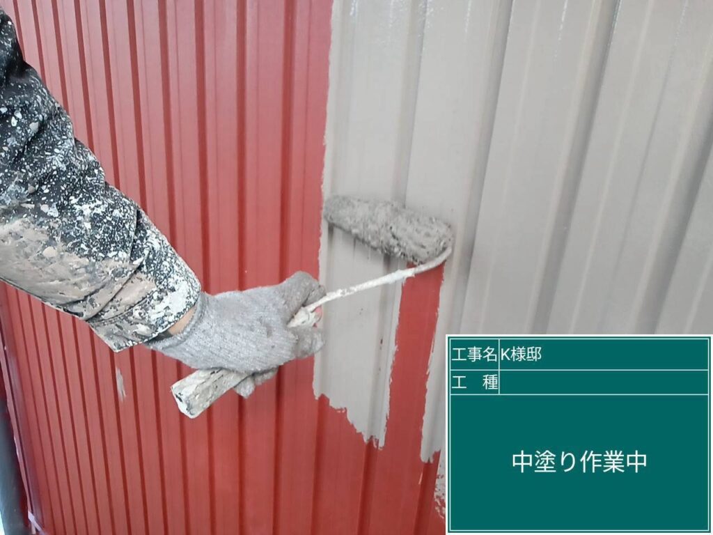 中塗りを行います。