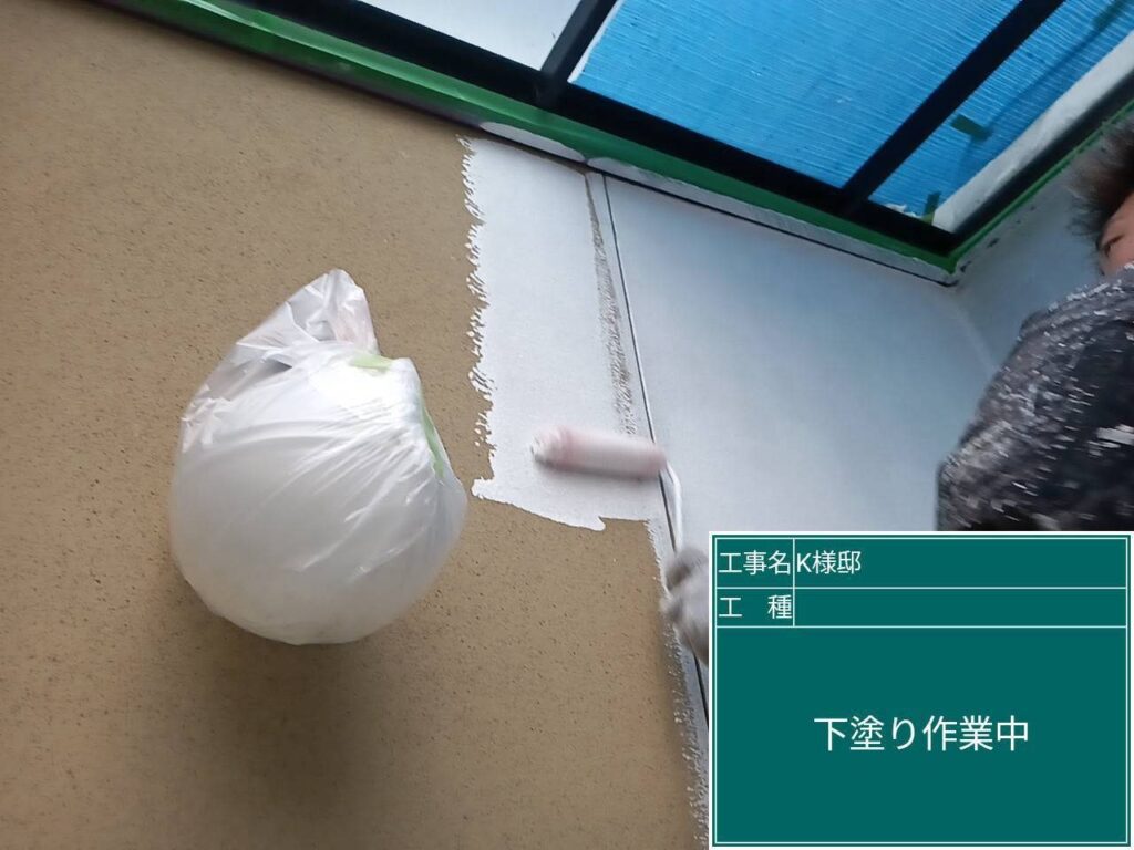 水性ミラクシーラーエコで壁の下塗りを行います。