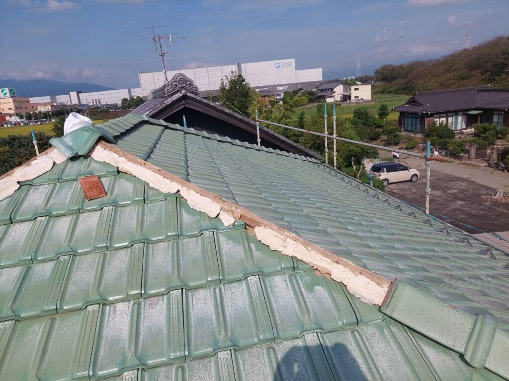 棟の瓦を取り外した状態です。