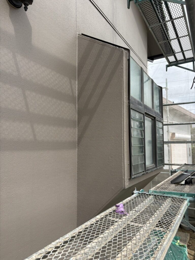 出窓まわりの板金工事です。