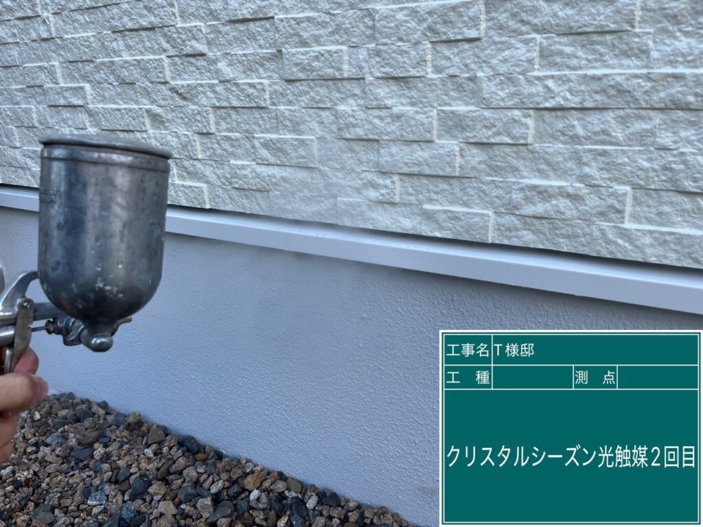 外壁の下部まで丁寧に塗布します。