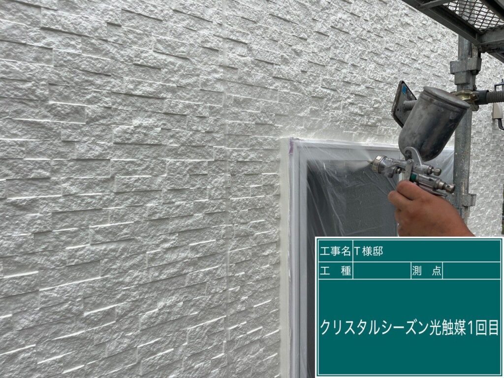 外壁に仕上げ材の光触媒プロテクトコーティング（クリスタルシーズンtg）を塗布します。