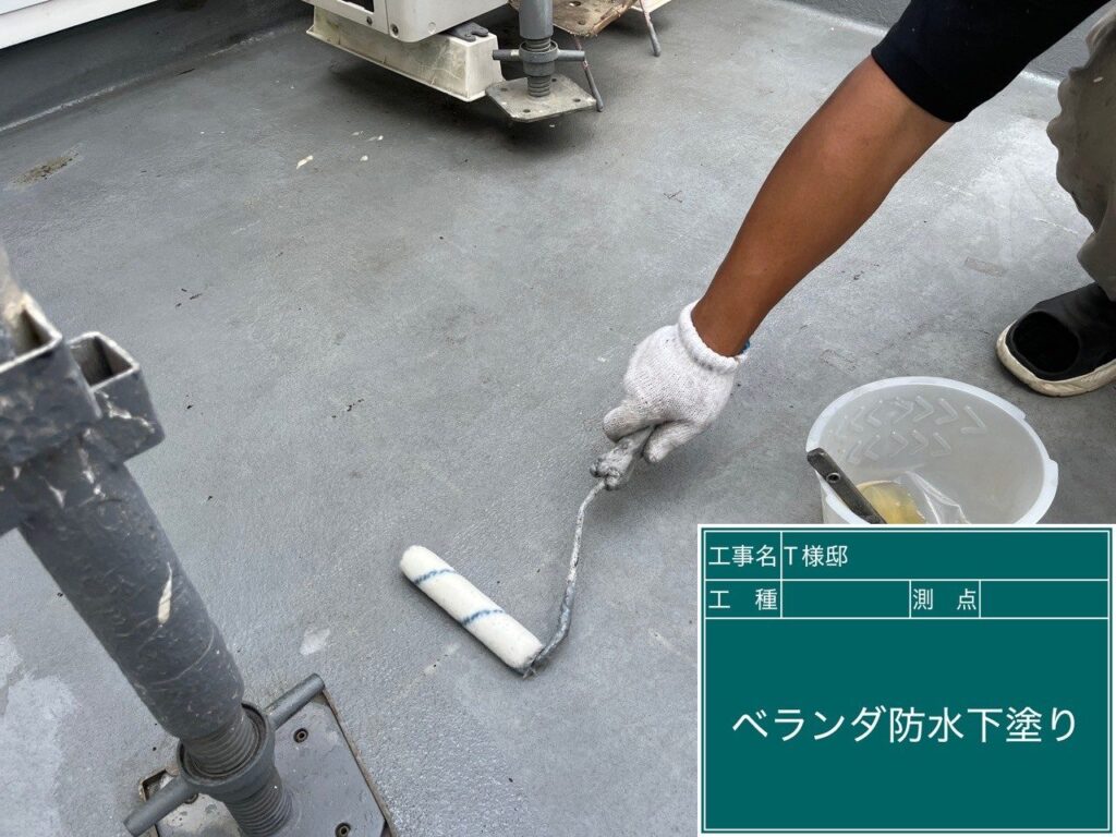 ベランダ床にウレアックスHG専用プライマーを塗布します。