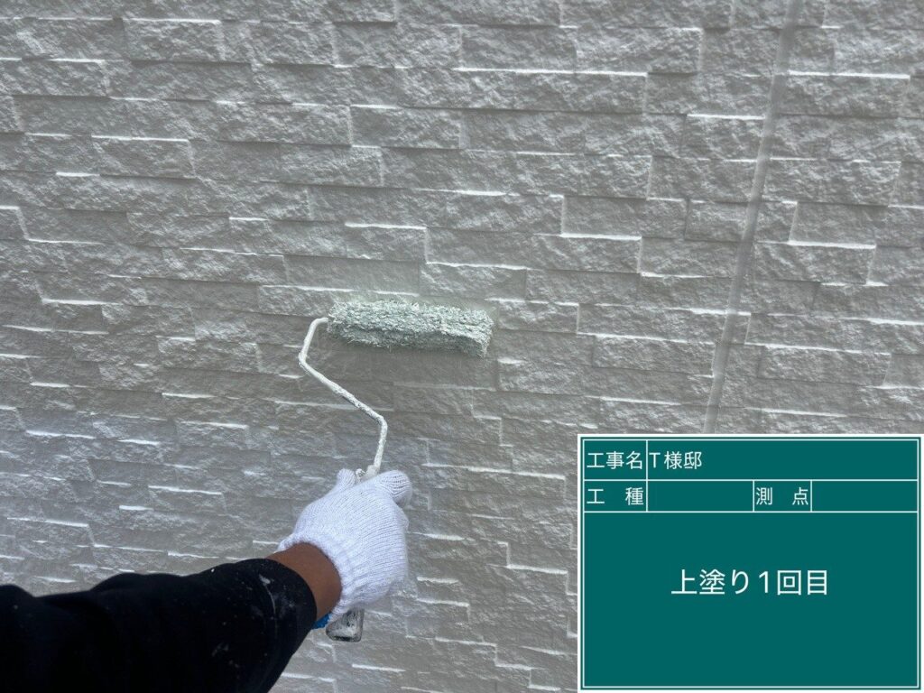 中塗りを行います。