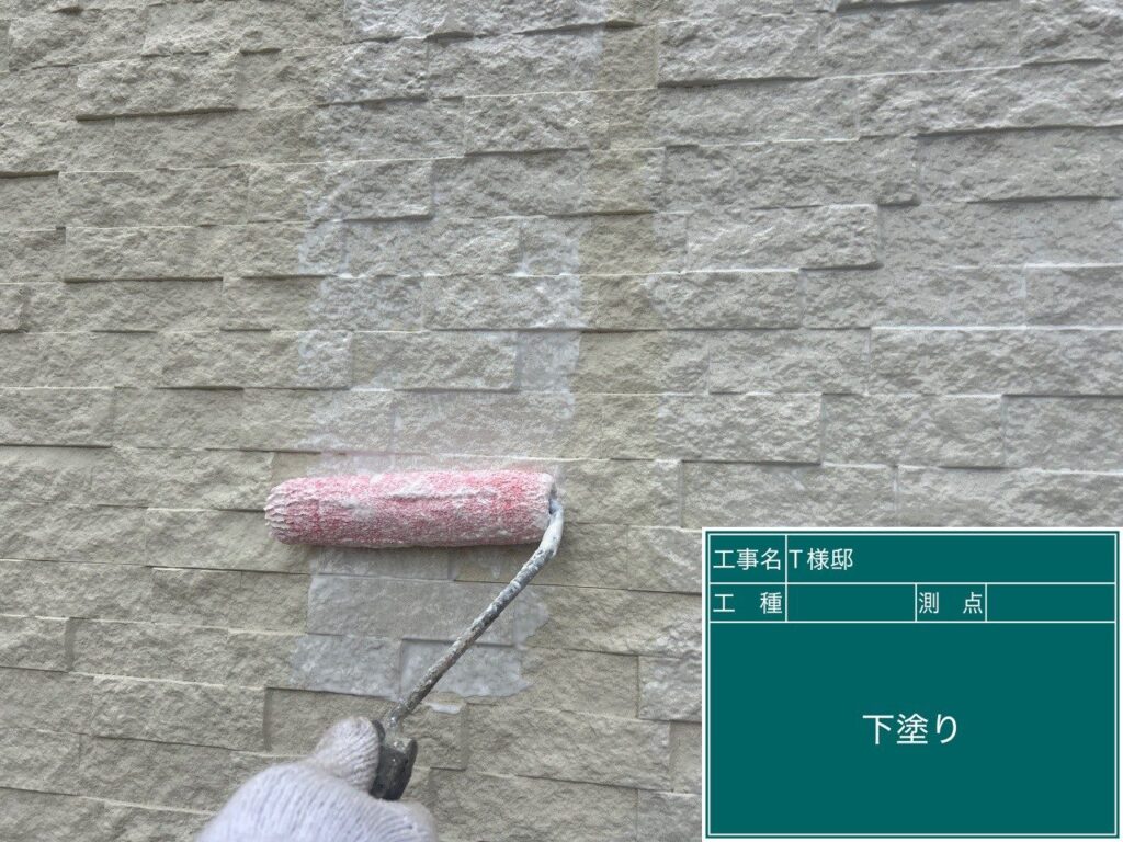壁の下塗りを行います。（水性ハイブリッドシーラー）