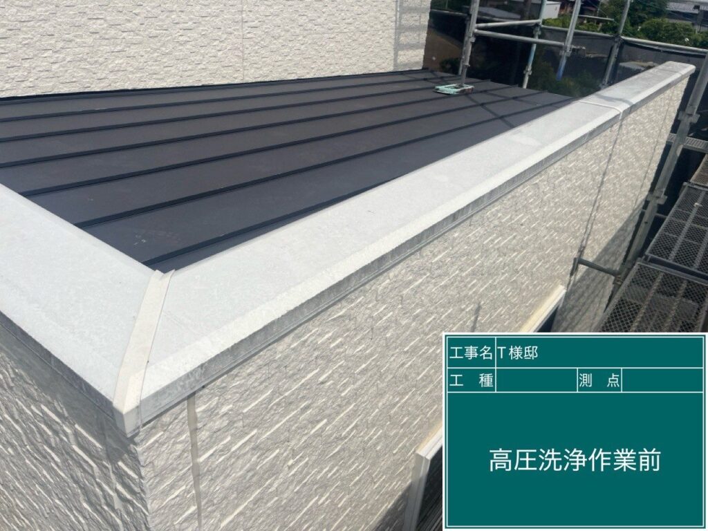 下屋根洗浄前です。