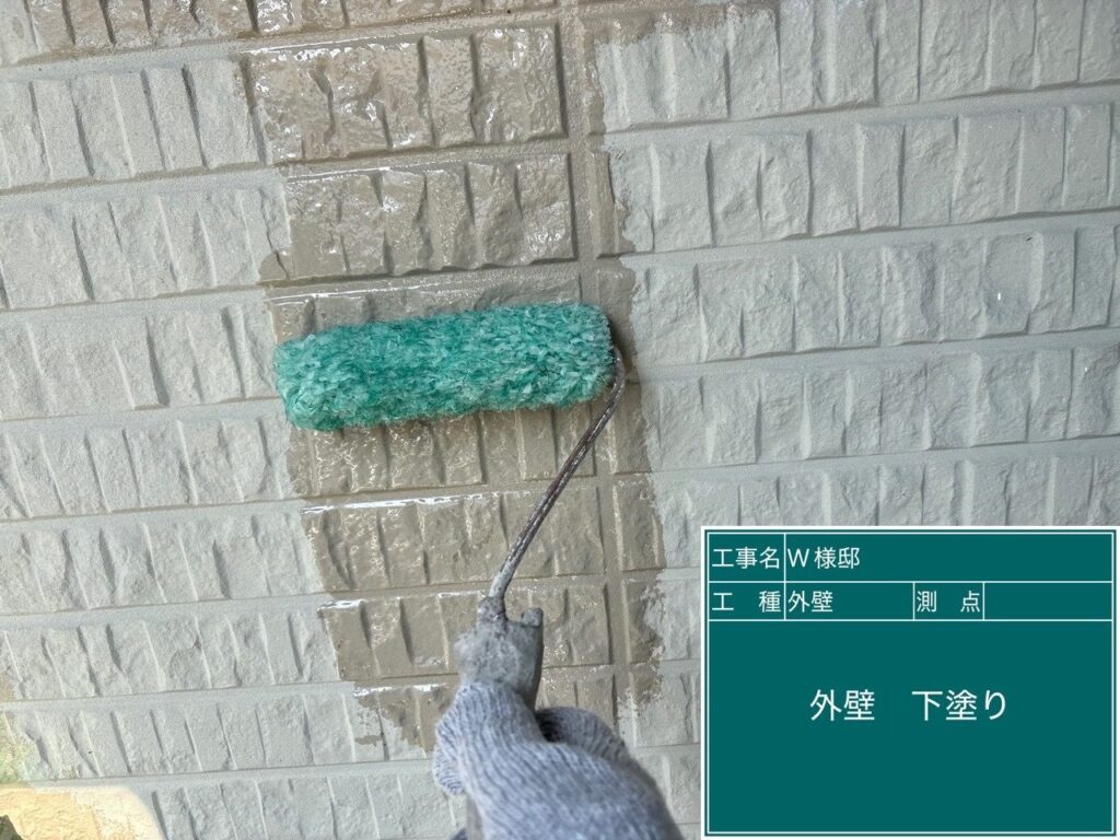壁の下塗りを行います。