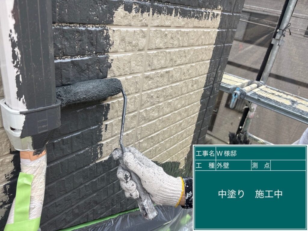 中塗りを行います。（濃色）