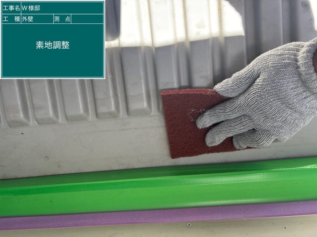 ベランダ床の素地調整を行います。