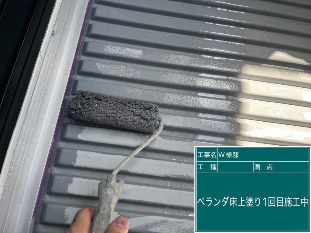 トップコート1回目を塗布します。