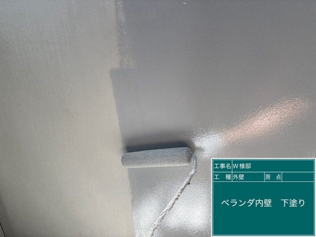 ベランダ内壁の下塗りを行います。