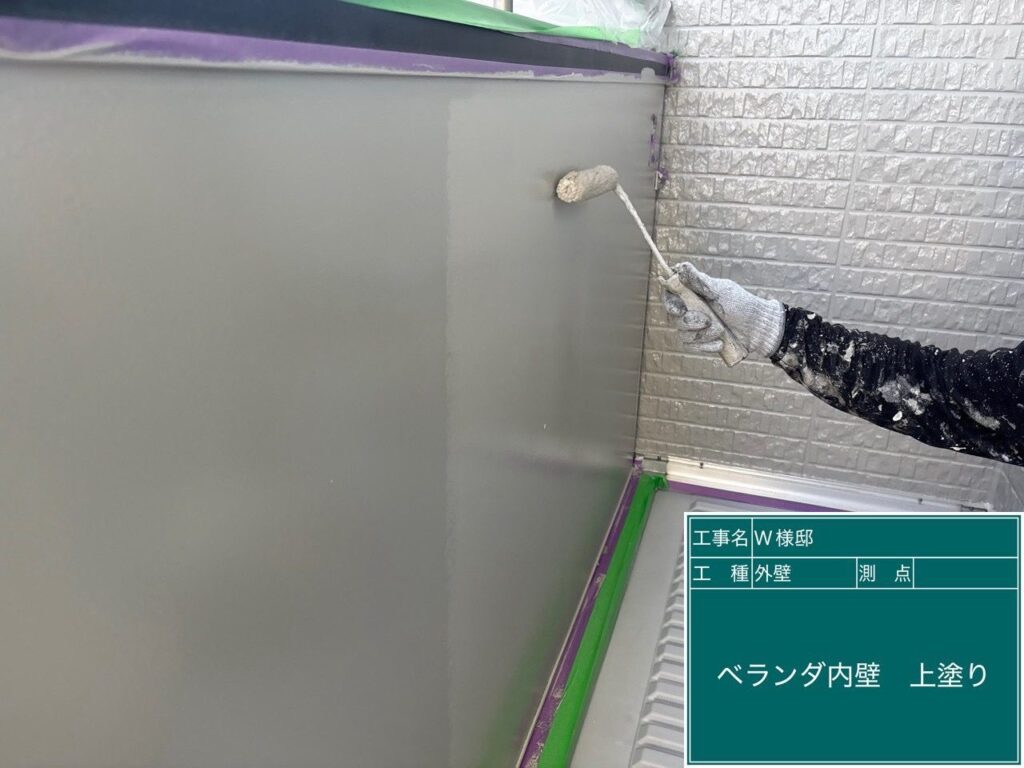 ベランダ内壁の上塗りを行います。