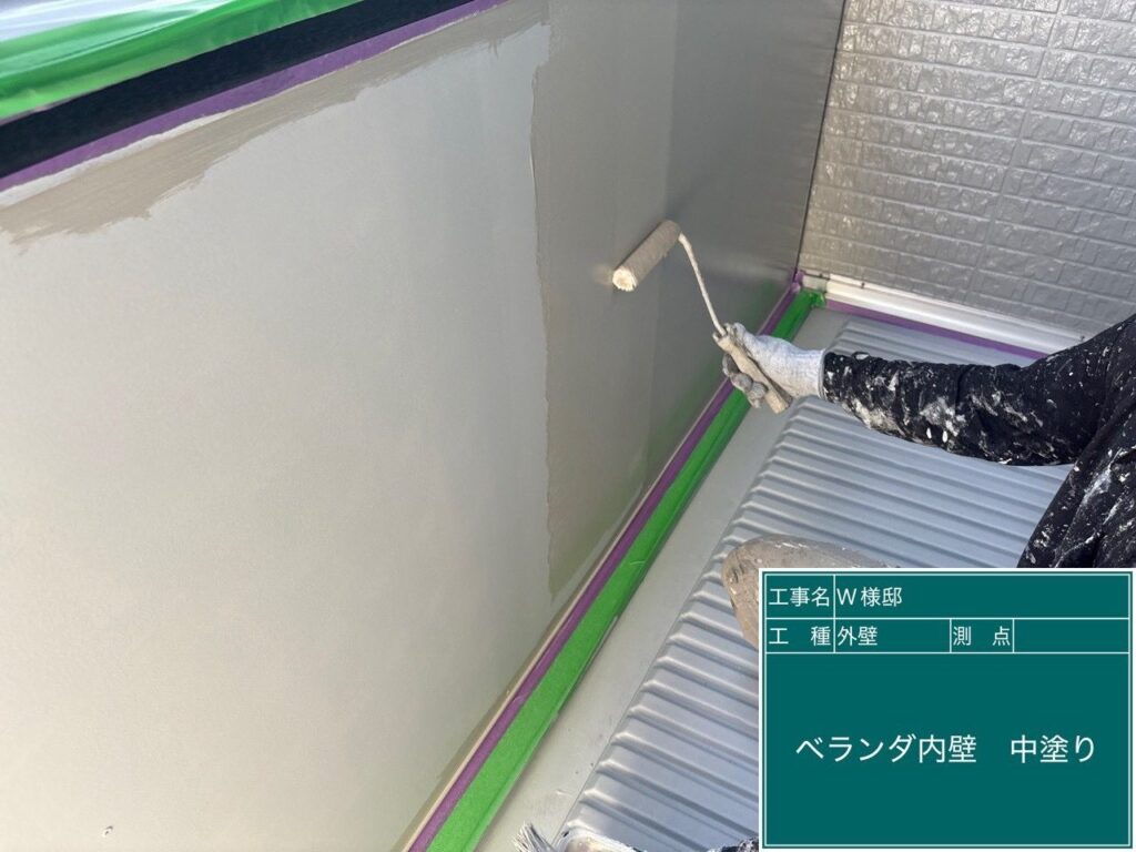 ベランダ内壁の中塗りを行います。