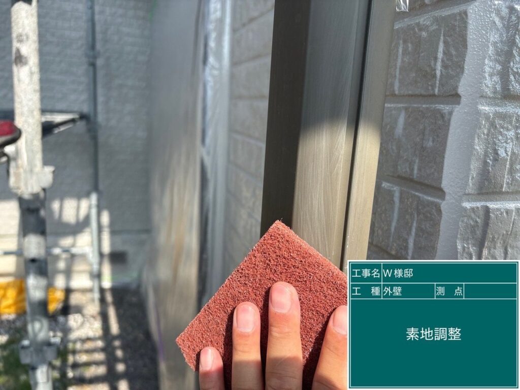 竪樋の素地調整を行います。