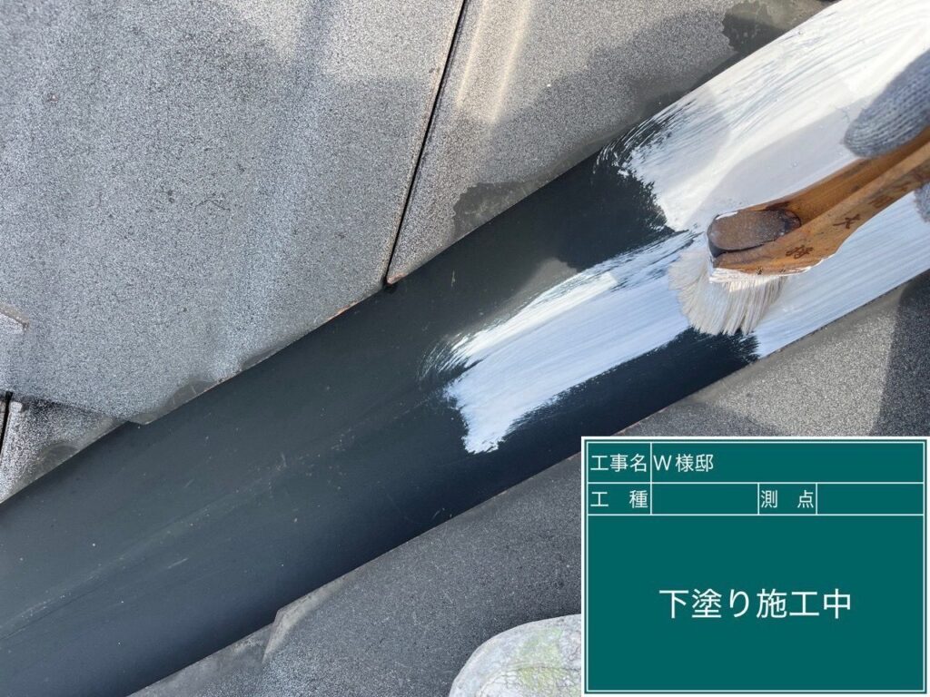 谷樋板金部にサビ止めを塗布します。