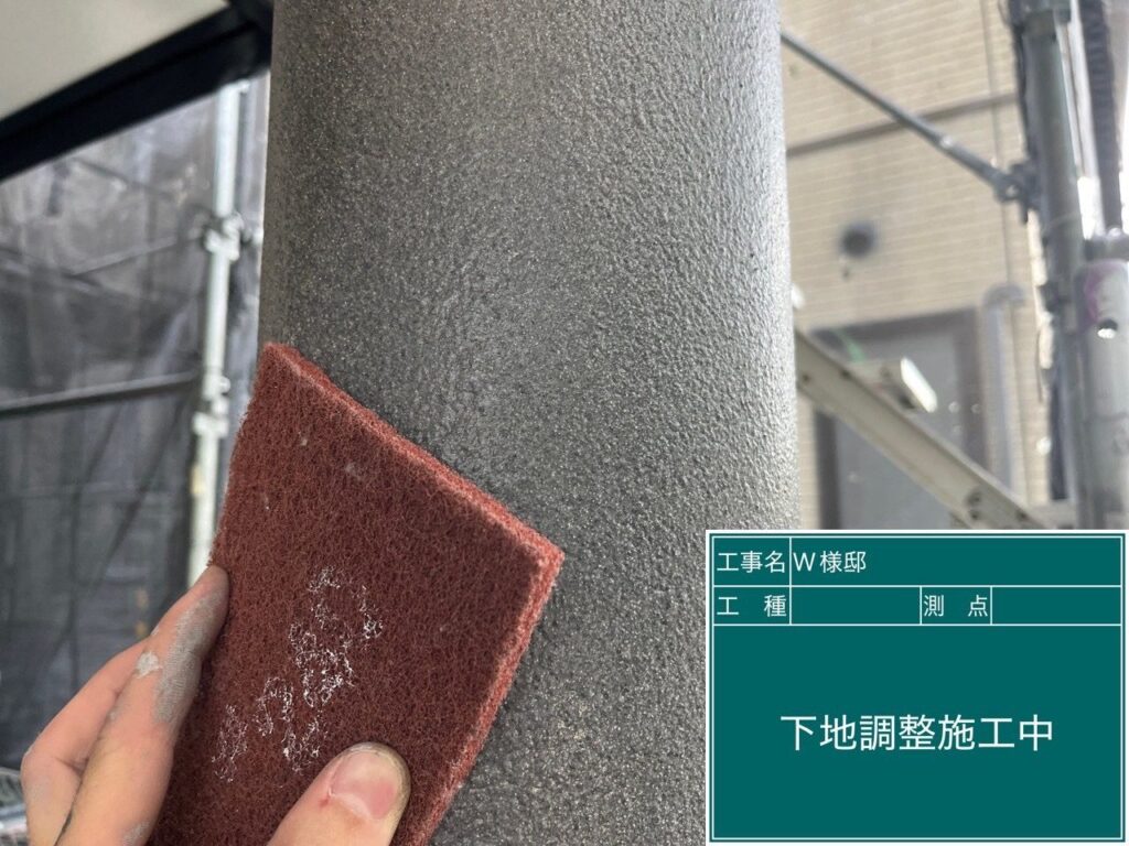 玄関前丸柱の下地調整を行います。