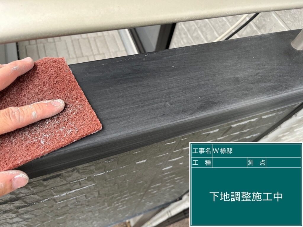 アルミ笠木の下地調整を行います。