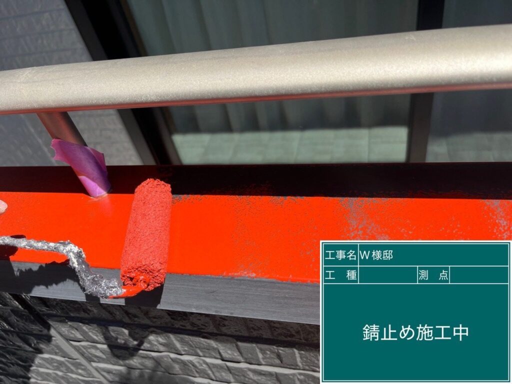 専用プライマーを塗布します。