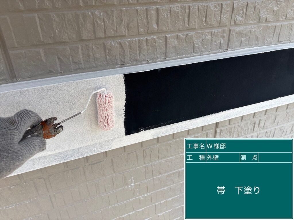 幕板にプライマーを塗布します。
