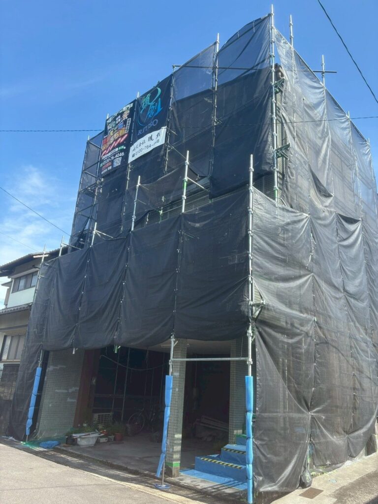 足場架けとメッシュシートを設置します。メッシュシートを設置することで塗料などが飛散することを防ぎます。