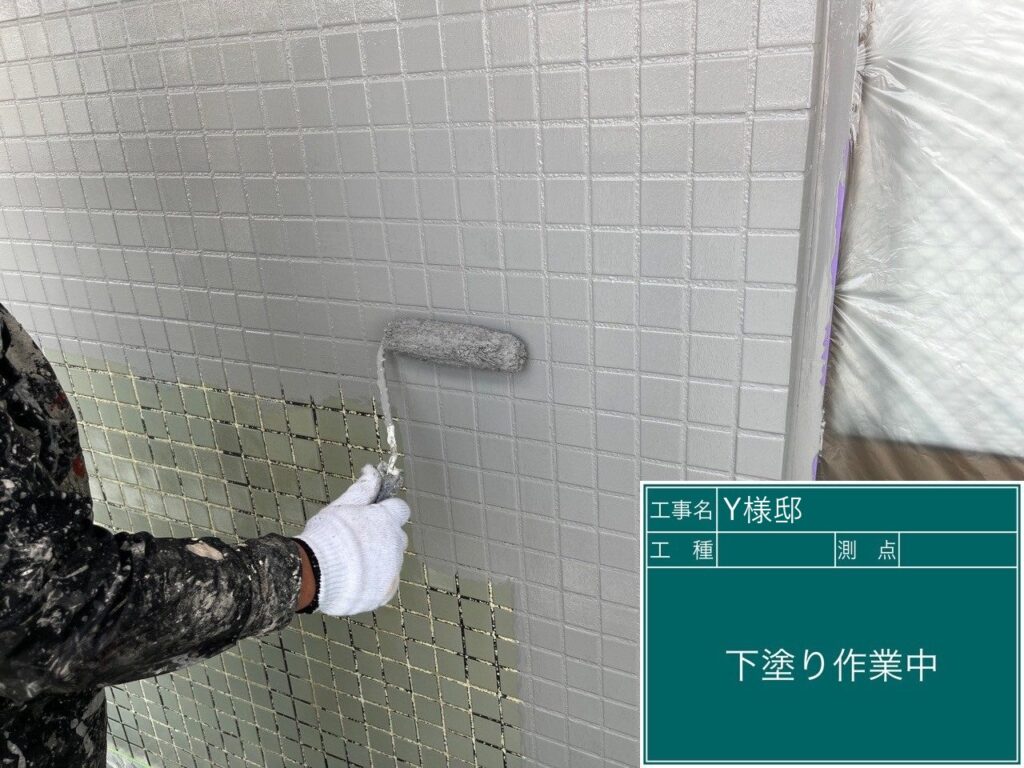壁の下塗りを行います。