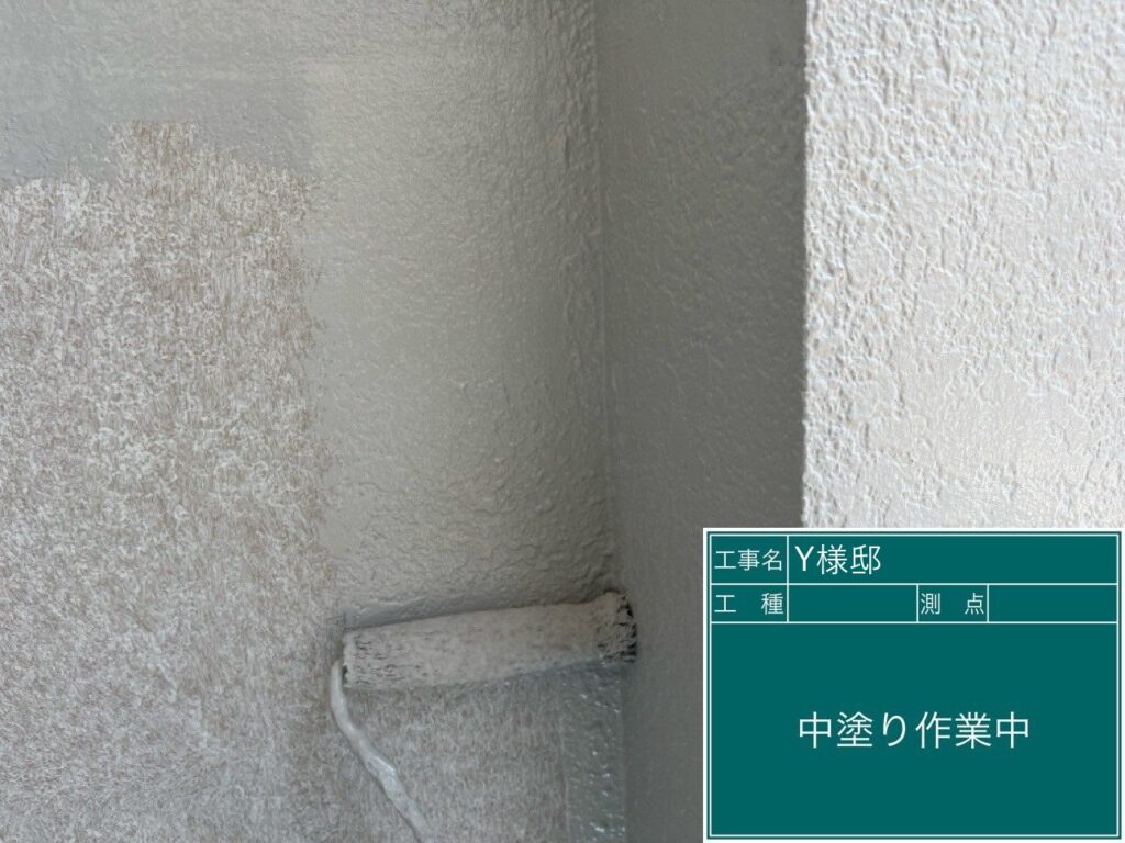 中塗りを行います。
